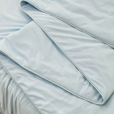 Blue Cloud Soufflé Lightweight Cooling Silk Comforter for Hot Sleepers | focus